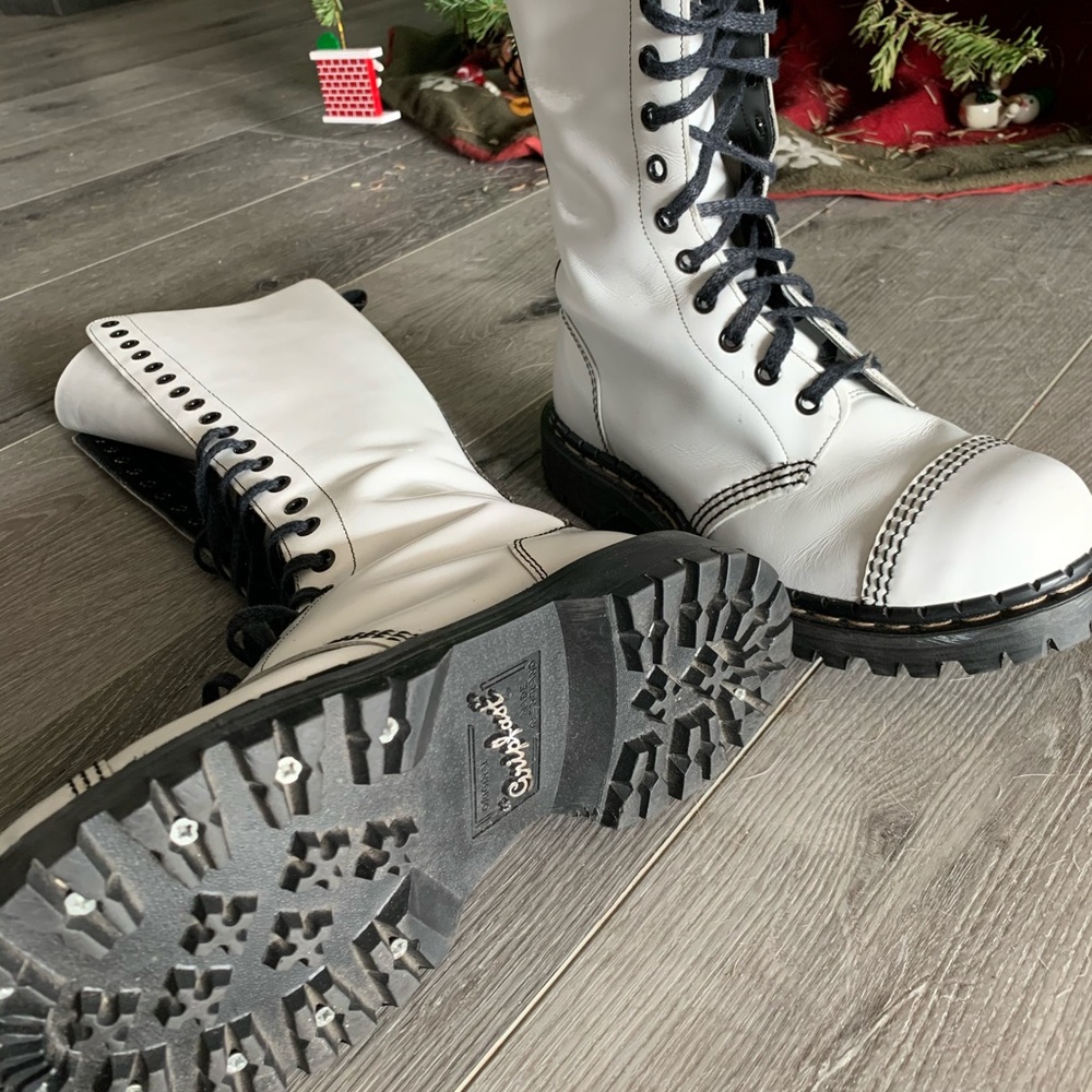 White, 20 hole steel cap boots - Gripfast England